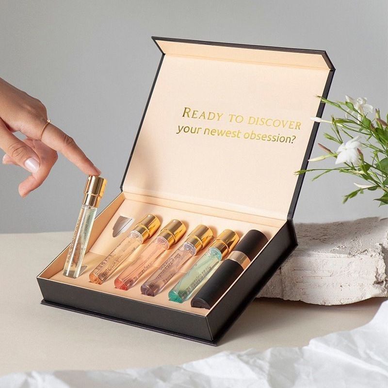 Bentuk persegi panjang Luxury Rigid Magnetic Gift Box Untuk Perfume Packaging Skincare Set Minyak Esensial