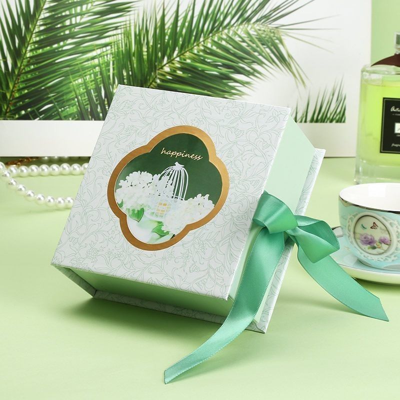 Jenis Buku Magnetic Clousre Paper Packaging Box Hadiah Dengan Ribbon Custom Logo Diterbitkan