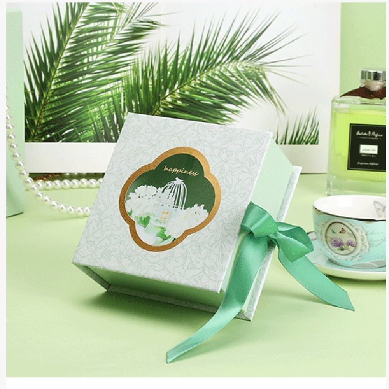 Jenis Buku Magnetic Clousre Paper Packaging Box Hadiah Dengan Ribbon Custom Logo Diterbitkan