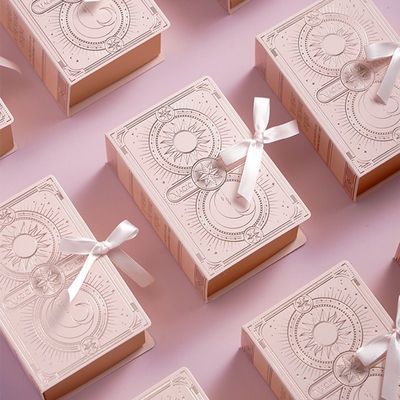 Jenis Buku Magnetic Clousre Paper Packaging Box Hadiah Dengan Ribbon Custom Logo Diterbitkan
